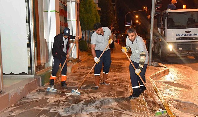 Ana cadde kaldırımları köpüklü yıkama ile bayrama hazırlanıyor