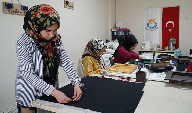 Anneleri kursta, çocukları kreşte öğreniyor