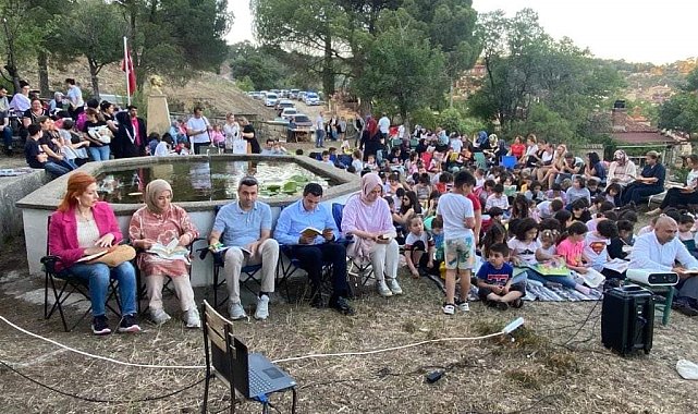 Ayvacık'ta 500 kişi aynı anda kitap okudu