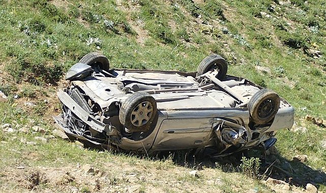Bahçesaray'da otomobil uçuruma yuvarlandı: 3 yaralı