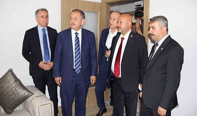 Bakan Özhaseki, örnek daireyi ve inşaatları inceledi