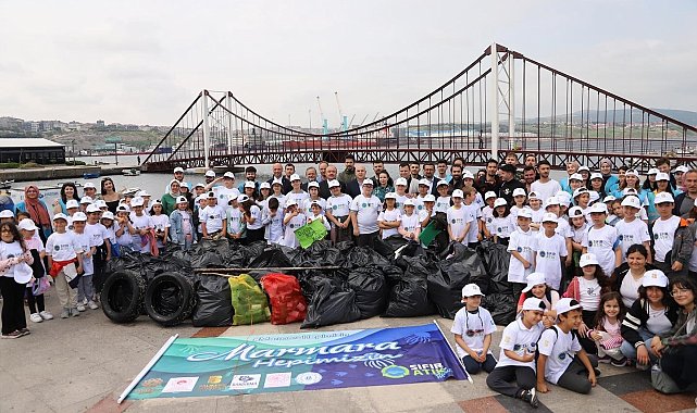 Bandırma sahilinde 1 saatte 780 kilo atık madde toplandı