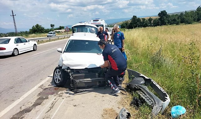 Bariyerlere çarpan araçta bulunan 4 kişi yaralandı