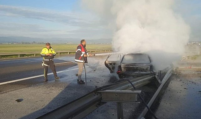 Bariyerlere çarpan otomobil alev alev yandı: 3 yaralı