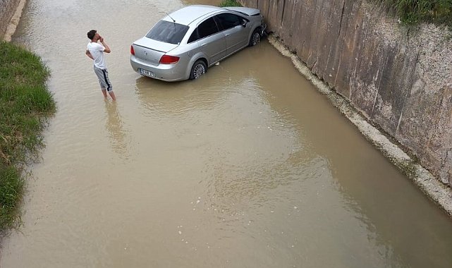 Bariyerleri aşan otomobil dereye uçtu