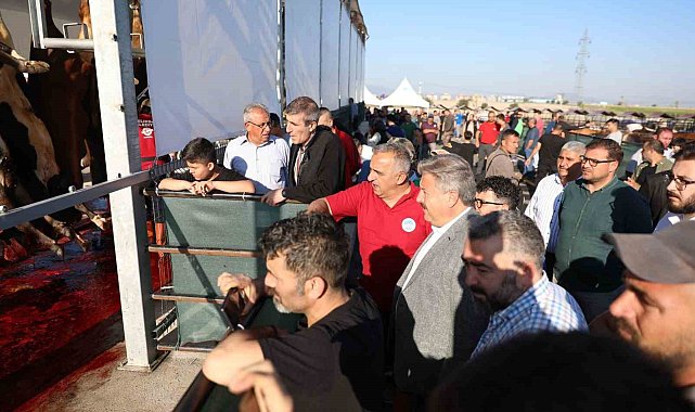 Başkan Palancıoğlu, kurban pazarında vatandaşlarla bayramlaştı