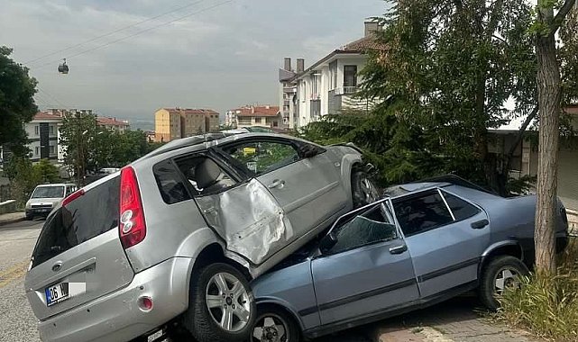 Başkent'te ilginç kaza: Aracı çarptığı otomobilin üzerine çıktı