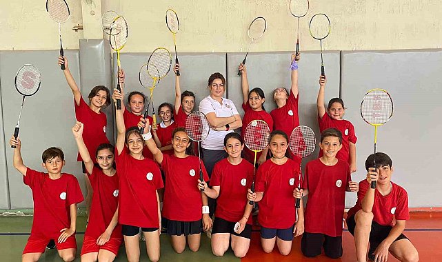 Bayraklılı sporculardan 'badminton' başarısı