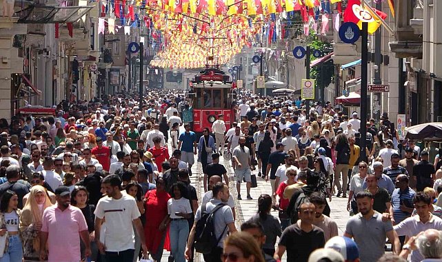 Bayram öncesi vatandaşlar Taksim'e akın etti