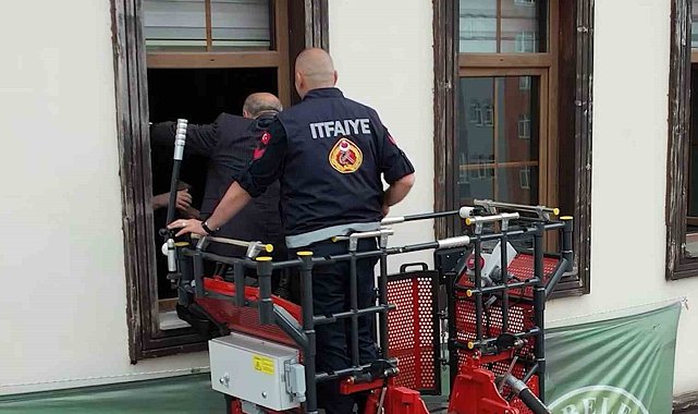 Belediye başkanı törende belediye binasına 2. katın penceresinden girdi