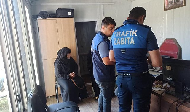 Boynuna astığı kartonla dilenerek dilsiz numarası yapan kadın zabıtadan kaçamadı