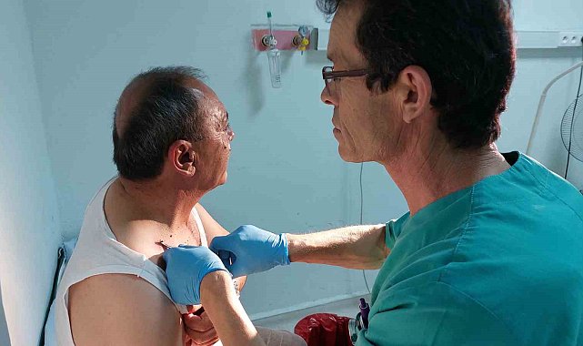 Boynuna tutunan kene hastanede çıkartıldı