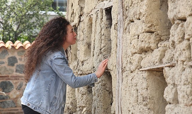 Bu evi görenler şaşırıyor...Doğal peteklerden oluşan 100 yıllık arı evi yenileniyor
