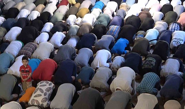 Bursalılar bayram namazı için camileri doldurdu
