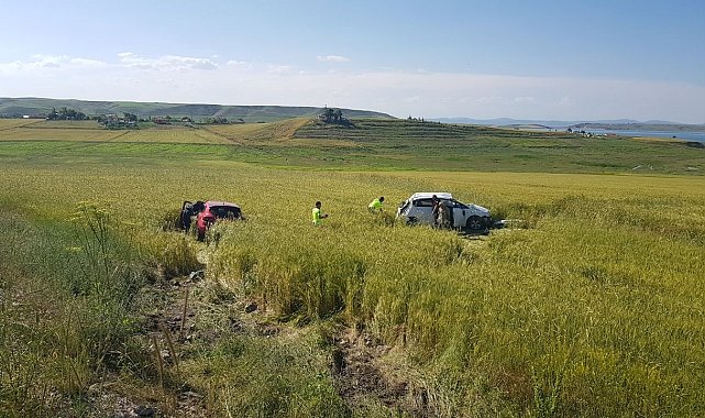 Çarpışan otomobiller tarlaya uçtu: 5 yaralı