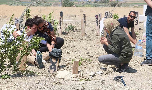 Deprem mezarlığında hüzünlü arife
