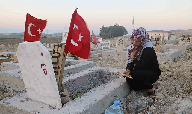 Deprem mezarlığında hüzünlü bayram ziyareti