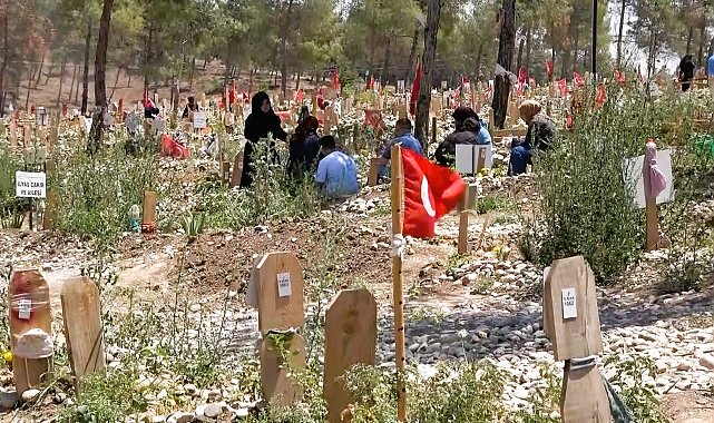 Depremin merkezi Kahramanmaraş'ta mezarlıkta buruk bayramlaşma