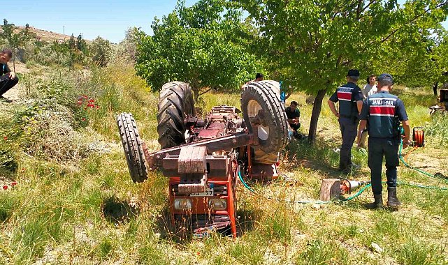 Devrilen traktörün altında kalan sürücü hayatını kaybetti