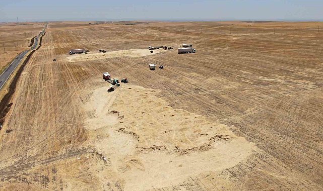 Diyarbakır'da hava sıcaklığı 35 derece üzeri gösterirken onlar tonlarca saman presliyor
