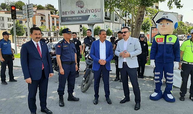 Edremit'te Vali Hasan Şıldak, sürücüleri uyardı, bayram hediyesi verdi