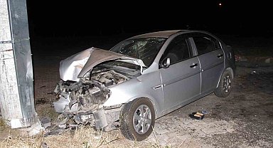 Elazığ'da kontrolden çıkan otomobil aydınlatma direğine çarptı: 6 yaralı