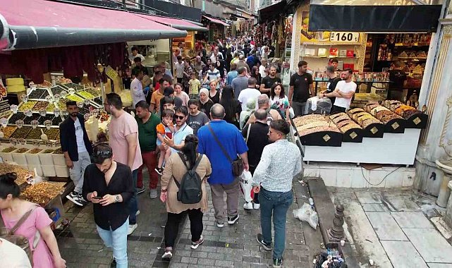 Eminönü'nde bayram hareketliliği