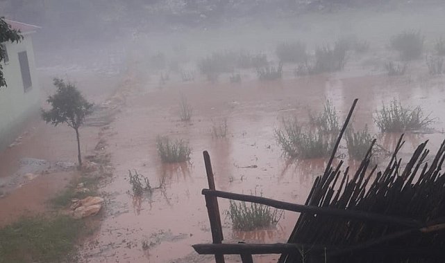 Erdemli'de sağanak sele neden oldu, bahçeler zarar gördü