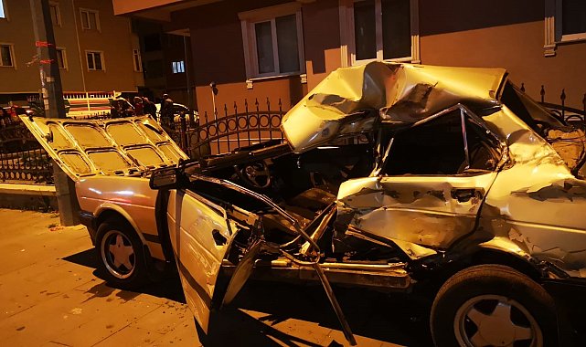Erzurum'da direksiyon hakimiyetini kaybeden sürücü duvara çarparak durabildi: 1 ölü, 1 yaralı