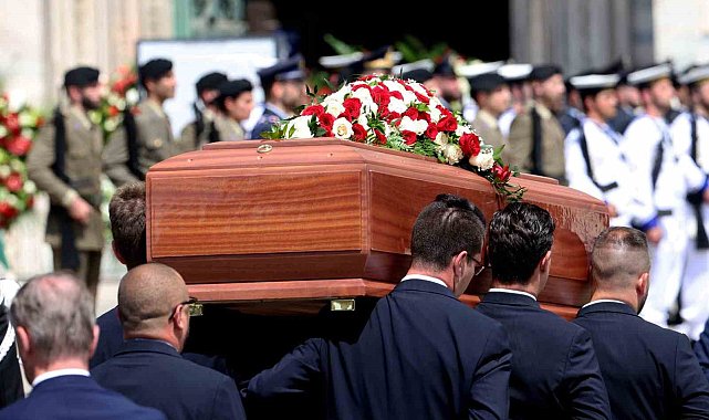 Eski İtalya Başbakanı Berlusconi son yolculuğuna uğurlanıyor