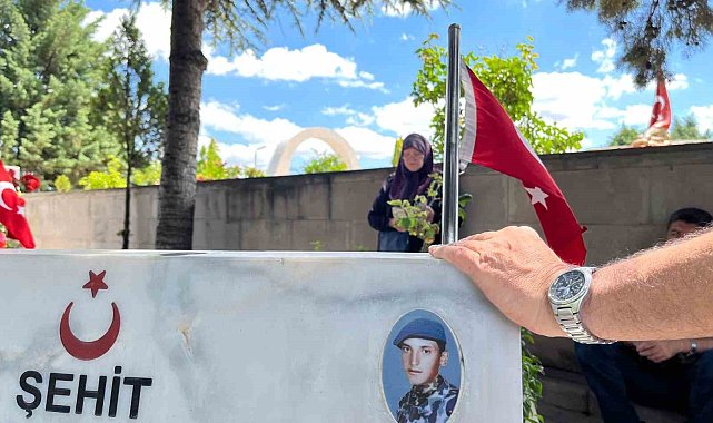 Eskişehir'de şehit aileleri arife günü kabirleri ziyaret edip dua okudular