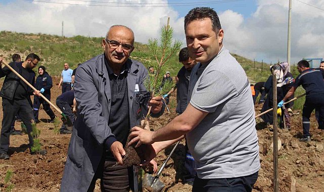 Fabrika çalışanları mesaiye fidan dikerek başladı