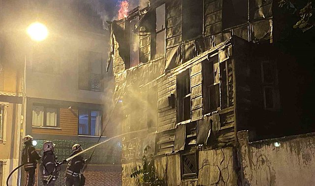 Fatih'te alevler geceyi aydınlattı