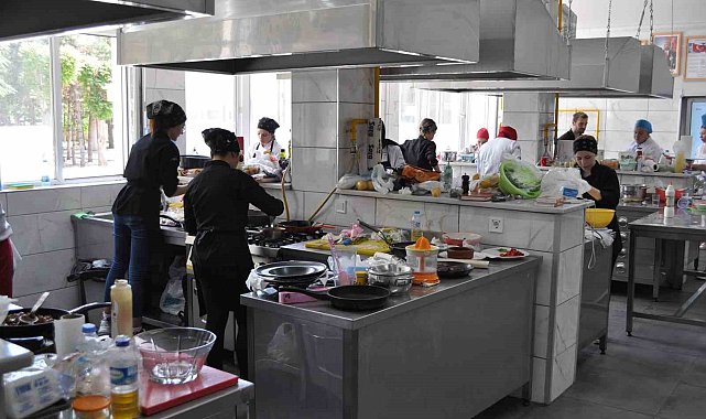 Geleceğin aşçıları yıl sonu beceri sınavında yoğun çaba sarf etti