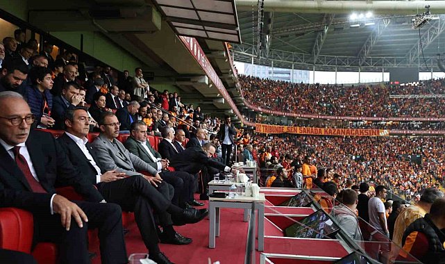 Gençlik ve Spor Bakanı Osman Aşkın Bak, derbiyi takip etti
