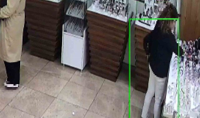 Güvenlik kameralarına baka baka kol saatini çaldı