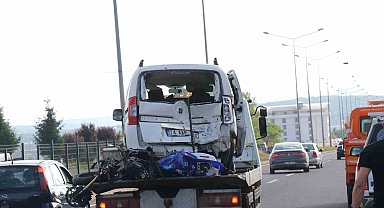 Hafif ticari araca çarpan motosikletli yolun karşısına uçtu: 3 yaralı