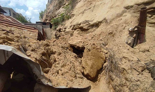 Heyelan iki komşuya korkulu dolu anlar yaşattı