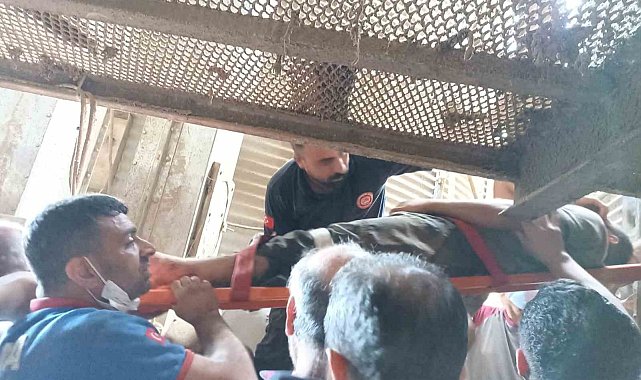 Hububat öğütme makinesine kapılan işçiyi, ekipler kurtardı