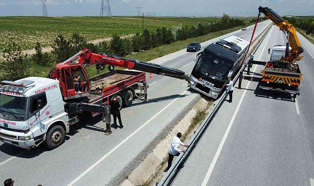İçerisinde 25 yolcusu bulunan otobüs orta refüje girip bariyerlere çarptı