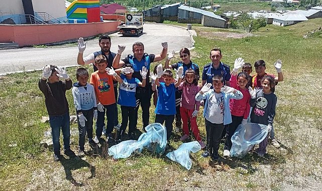 İlkokul öğrencileri polis ağabeyleriyle çevreyi temizledi