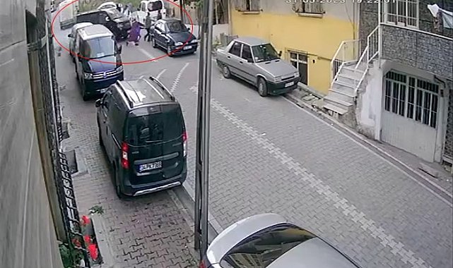İstanbul'da sokağa girmeye çalışan araç 1'i çocuk 3 kişiyi altına alarak ezdi: O anlar kamerada