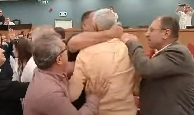 İzmir Büyükşehir Belediye Meclisinde 'bavul' gerginliği