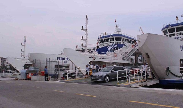 İzmir'de arabalı vapur karaya oturdu