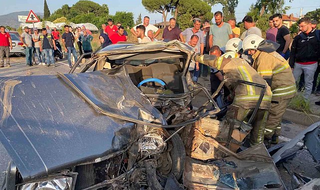 İzmir'de ticari araç ile çarpışan otomobilin sürücüsü hayatını kaybetti