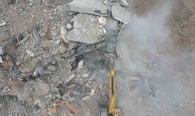 Kahramanmaraş'ta ağır hasarlı binaların yıkımı sürüyor