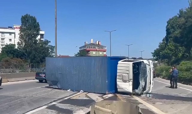 Kartal'da kamyon bariyerlere çarpıp yan yattı: 1 yaralı
