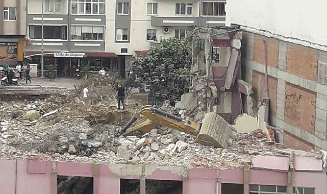 Kepçe binanın içinde yan yattı
