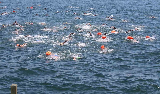 Kiraz Festivali'nde 5 kilometre yüzdüler