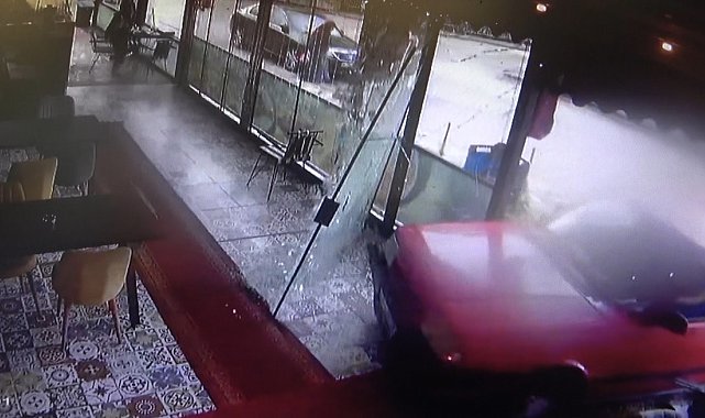Kontrolden çıkan otomobil balık lokantasına girdi: O anlar kamerada